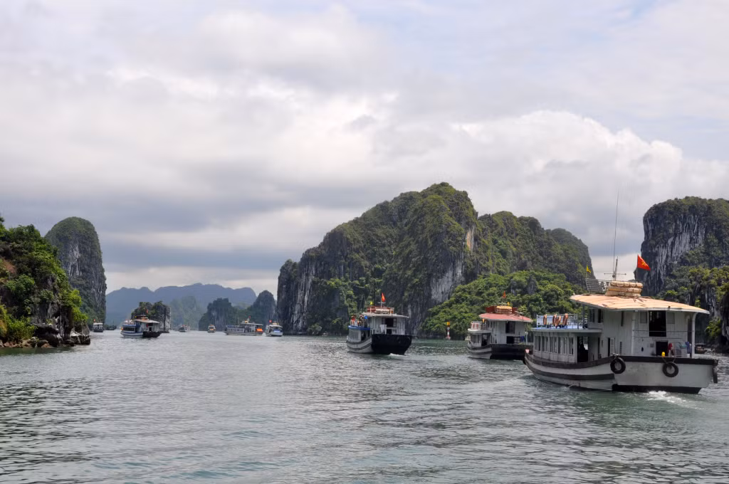 Các chuyên gia cho rằng, cơ quan quản lý, doanh nghiệp và du khách cần có sự phối hợp, chia sẻ thông tin thông qua một nền tảng công nghệ. Ảnh chụp tàu du lịch đưa khách tham quan tại khu vực hòn Trống Mái trên Vịnh Hạ Long.