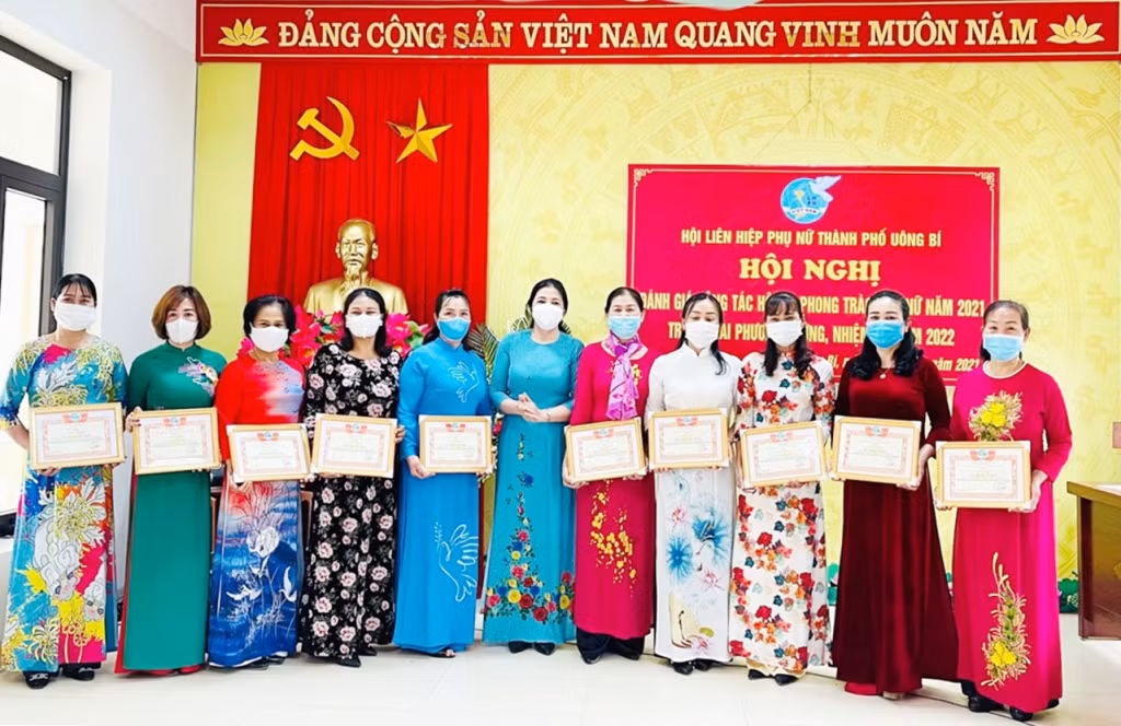 Bà Nguyễn Thị Miền (ngoài cùng, bên phải) được Hội LHPN TP Uông Bí trao tặng giấy khen vì có thành tích xuất sắc trong công tác hội và phong trào phụ nữ.