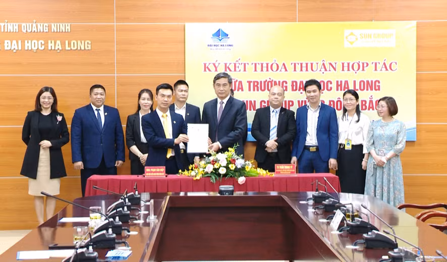Lãnh đạo Trường Đại học Hạ Long và Sun Group vùng Đông Bắc ký kết thỏa thuận hợp tác.