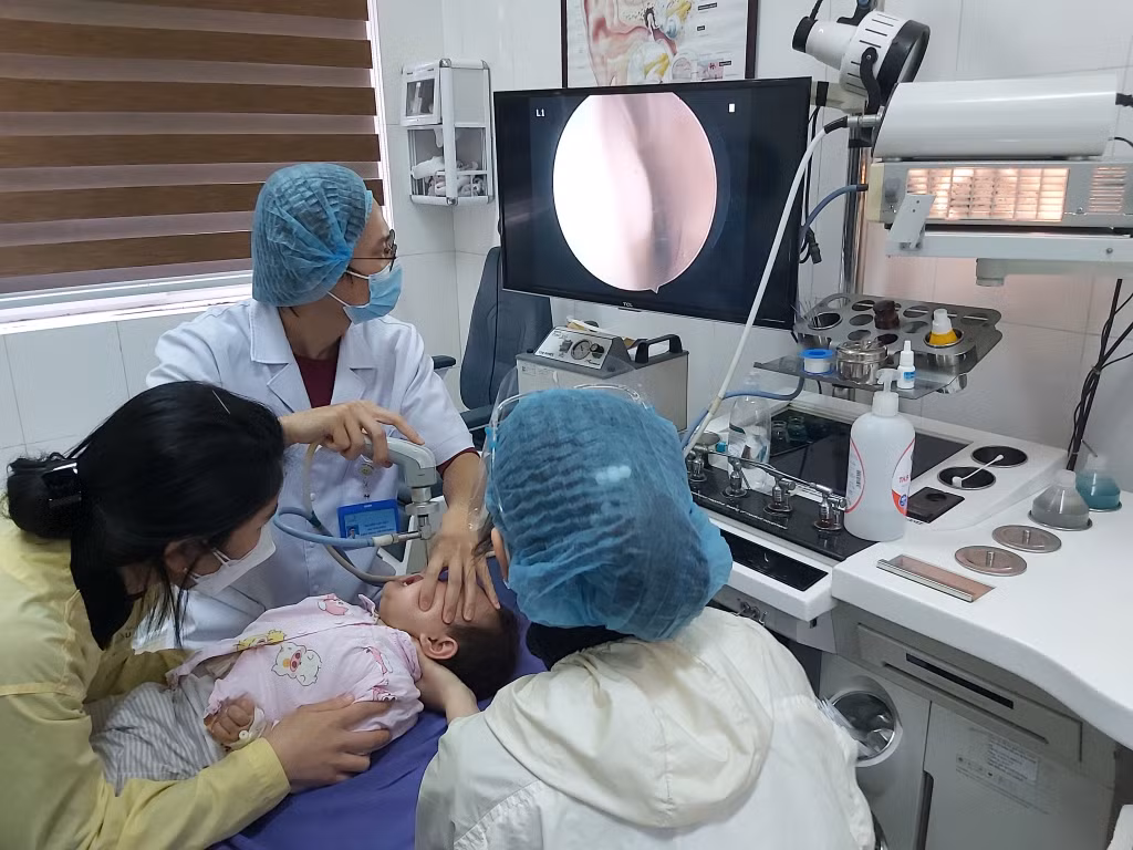 Nội soi tai, mũi, họng cho bệnh nhi tại Bệnh viện Sản nhi tỉnh.
