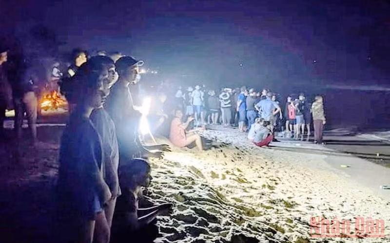 Nỗ lực tìm kiếm nạn nhân mất tích do đuối nước tại vùng biển xã Phú Hải, huyện Phú Vang, tỉnh Thừa Thiên Huế. (Ảnh: CTV)