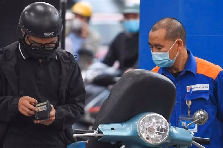 Bộ Tài chính tính giảm tiếp thuế bảo vệ môi trường với xăng. Ảnh: Hải Nguyễn