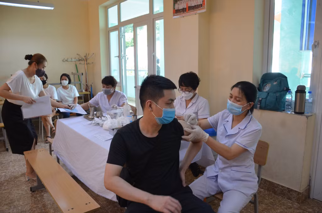Tiêm vắc xin phòng Covid-19 mũi 4 cho người dân tại điểm tiêm Trường THCS Trần Quốc Toản (TP Hạ Long).