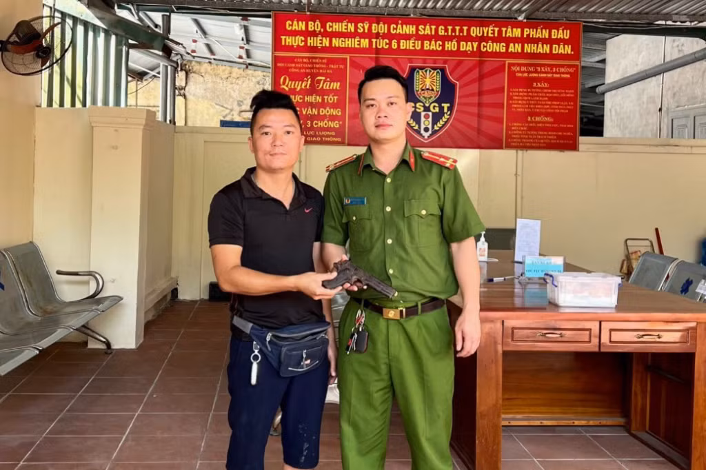 Công an huyện Hải Hà tiếp nhận súng do người dân giao nộp. Ảnh: Công an huyện Hải Hà