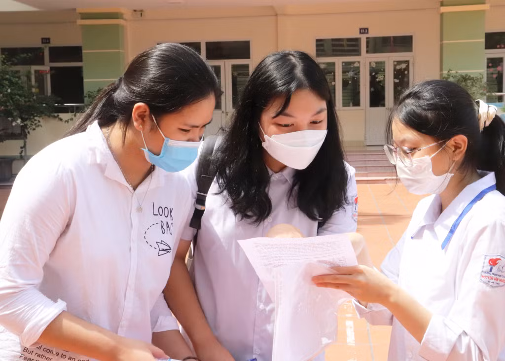 Các thí sinh tranh thủ thời gian trao đổi lại về bài thi sau khi kết thúc môn Ngữ văn.