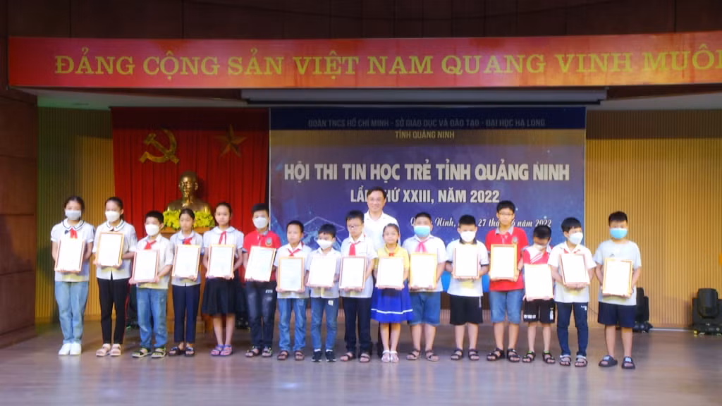 Ban tổ chức trao giải cho các thí sinh đạt giải tại Bảng A.