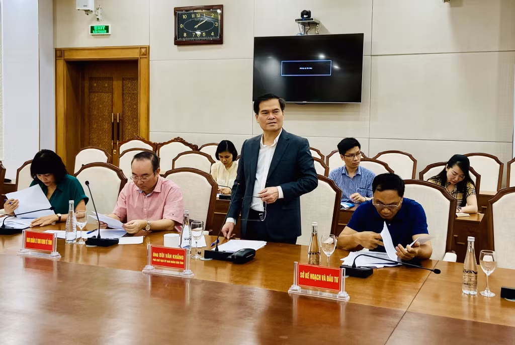 Đồng chí Bùi Văn Khắng, Phó Chủ tịch UBND tỉnh chia sẻ với đoàn công tác các kinh nghiệm của tỉnh trong cải thiện môi trường đầu tư, chính sách thu hút đầu tư nước ngoài.
