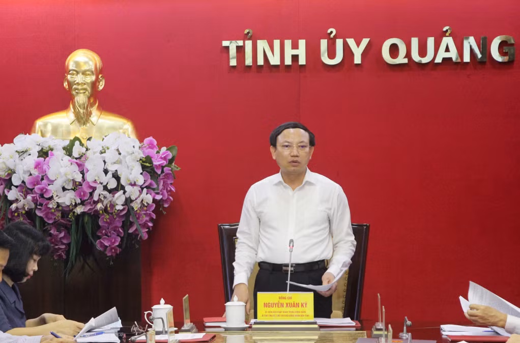 Đồng chí Nguyễn Xuân Ký, ủy viên Trung ương Đảng, Bí thư Tỉnh ủy, Chủ tịch HĐND tỉnh, phát biểu chỉ đạo tại hội nghị.