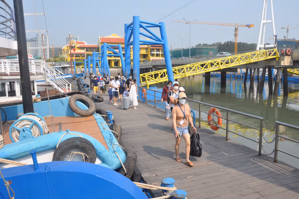Du khách tham quan Vịnh Hạ Long từ Cảng tàu khách quốc tế Hạ Long.