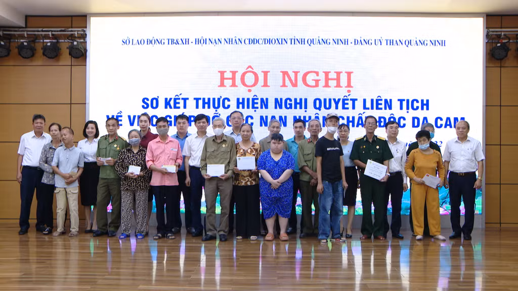 Các đơn vị ngành Than trao hỗ trợ nuôi dưỡng hàng tháng cho đại diện các gia đình nạn nhân chất độc da cam có hoàn cảnh khó khăn trên địa bàn tỉnh.