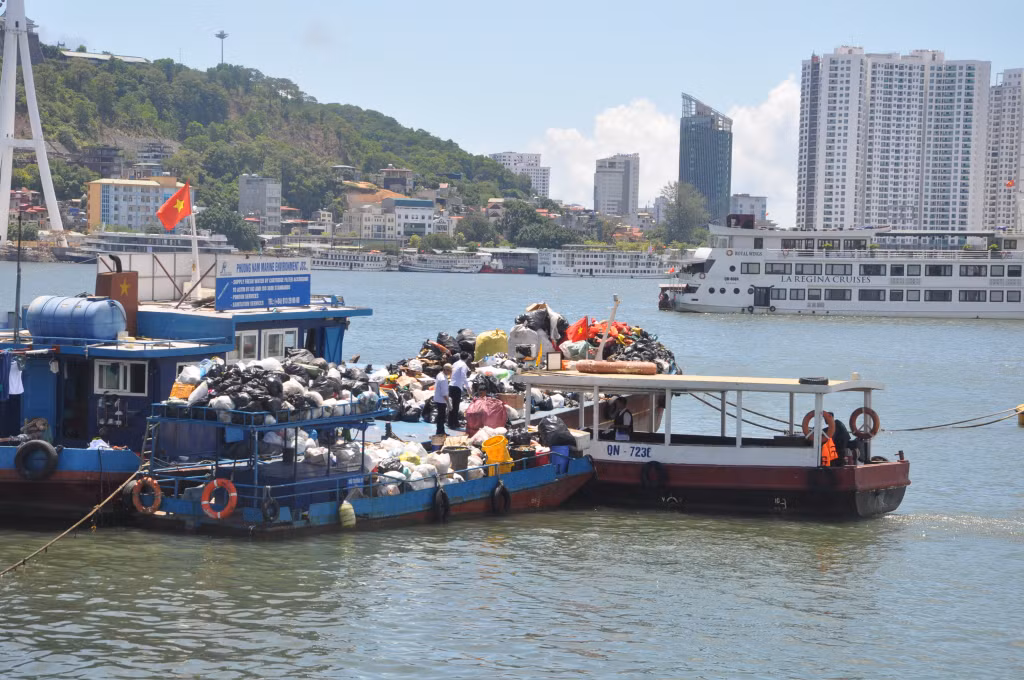 Các chuyên gia cho rằng, từ nguồn thu phí tham quan cần có sự đầu tư tương xứng cho việc xử lý các vấn đề về môi trường. Ảnh: Tàu thu gom rác trên Vịnh Hạ Long.