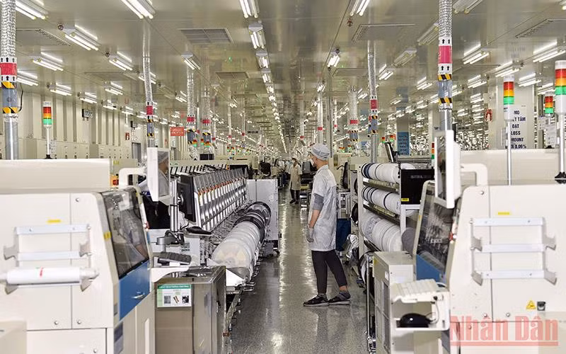 Dây chuyền sản xuất linh kiện điện tử ở Công ty TNHH Samsung Electronics Thái Nguyên. (Ảnh: NHẬT BẮC)