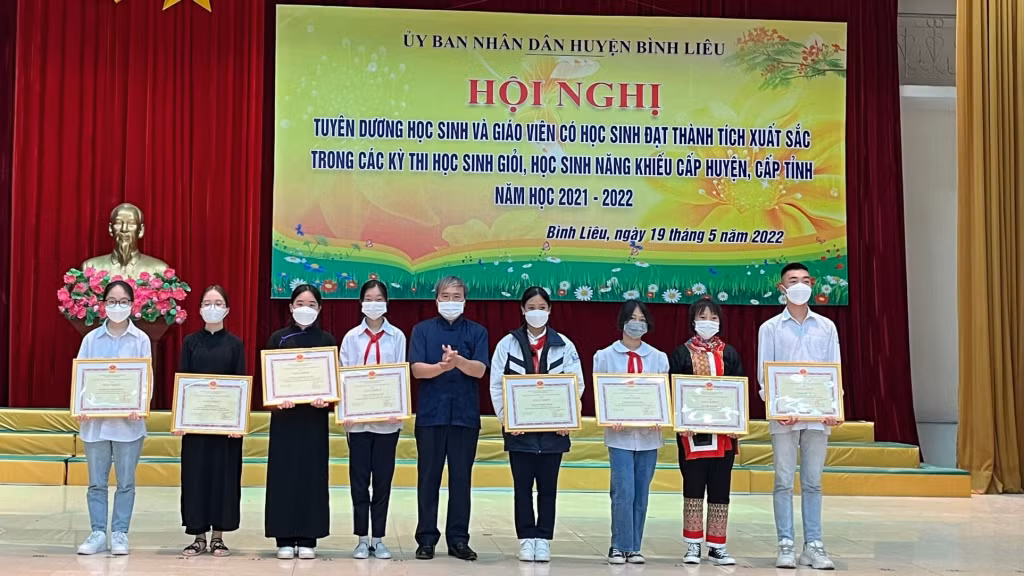 Với những thành tích xuất sắc trong học tập, Loan Kiều Trinh (thứ 4, trái sang) được nhận giấy khen của Chủ tịch UBND huyện Bình Liêu.