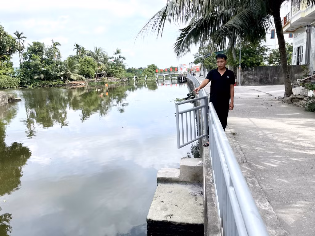 Anh Ngô Đình Tuấn, bố đẻ cháu N.T.M.H thẫn thờ chỉ nơi con gái gặp nạn.