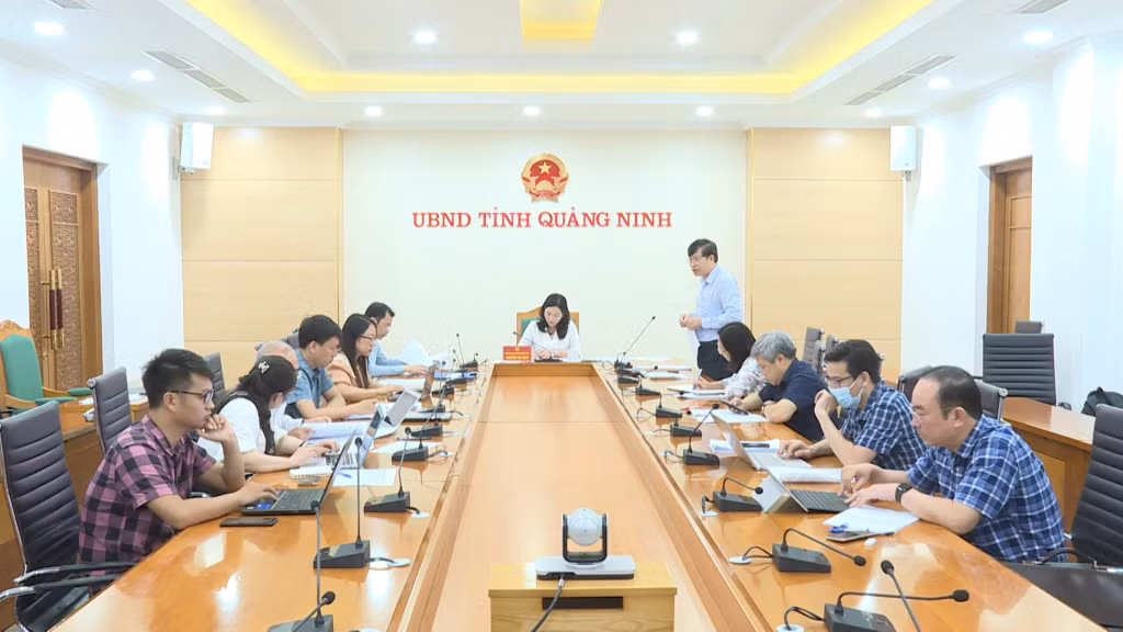 Lãnh đạo Sở Y tế tỉnh Quảng Ninh báo cáo tại hội nghị.
