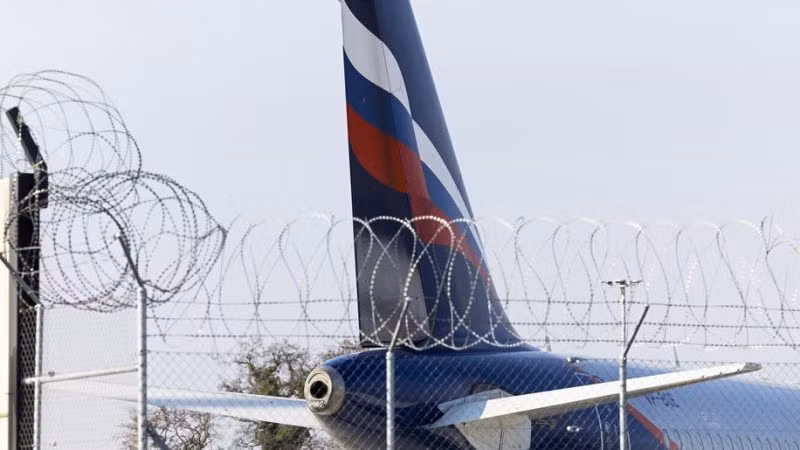 Một chiếc Airbus A321-211 (VP-BOE) của hãng hàng không Nga Aeroflot đang đậu trên đường băng của sân bay Geneva, ngày 7/3/2022. Ảnh: EPA