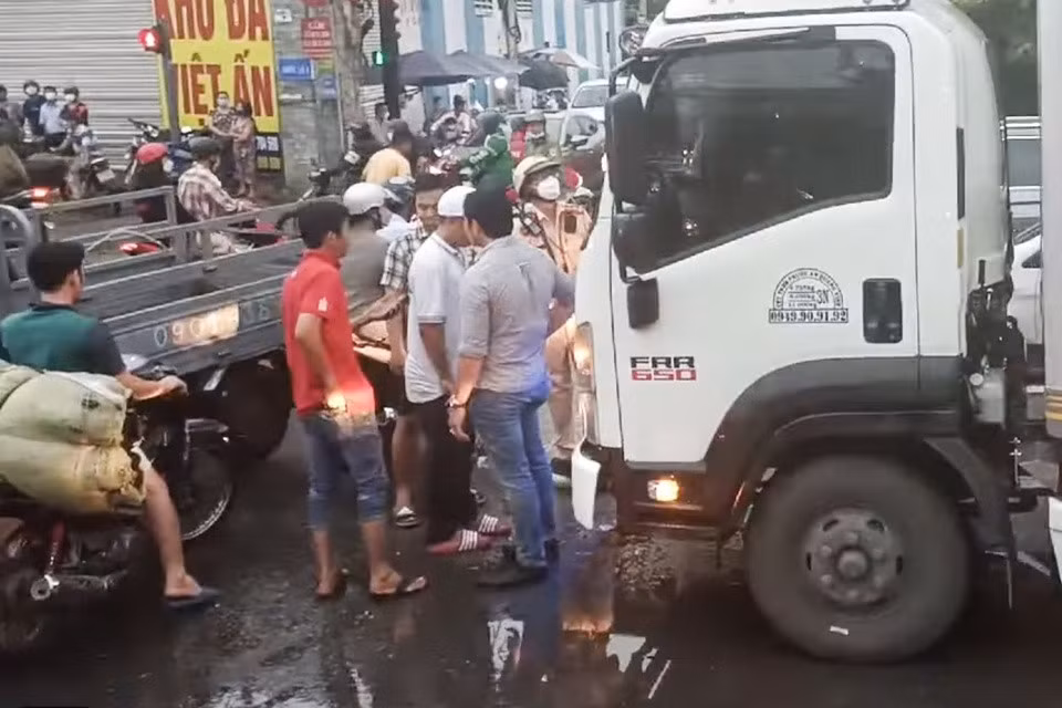 Lực lượng chức năng đã đến phân luồng giao thông, xử lý hiện trường. Ảnh: B.V.