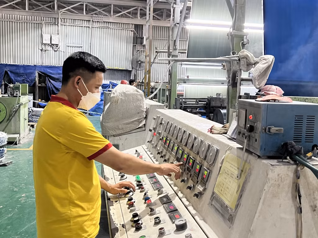 Anh Nguyễn Văn Quỳnh, Công ty TNHH Vianewtarp Việt Nam mong nhà nước xem xét và giảm năm đóng BHXH xuống tỷ lệ thuận với việc giảm năm nghỉ hưu.