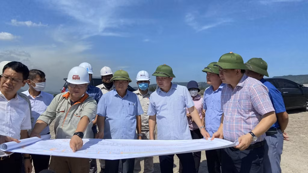 Đồng chí Ngô Hoàng Ngân, Phó Bí thư Thường trực Tỉnh ủy, Trưởng đoàn Đại biểu Quốc hội tỉnh đã đi kiểm tra tiến độ thi công cầu Cửa Lục 3.