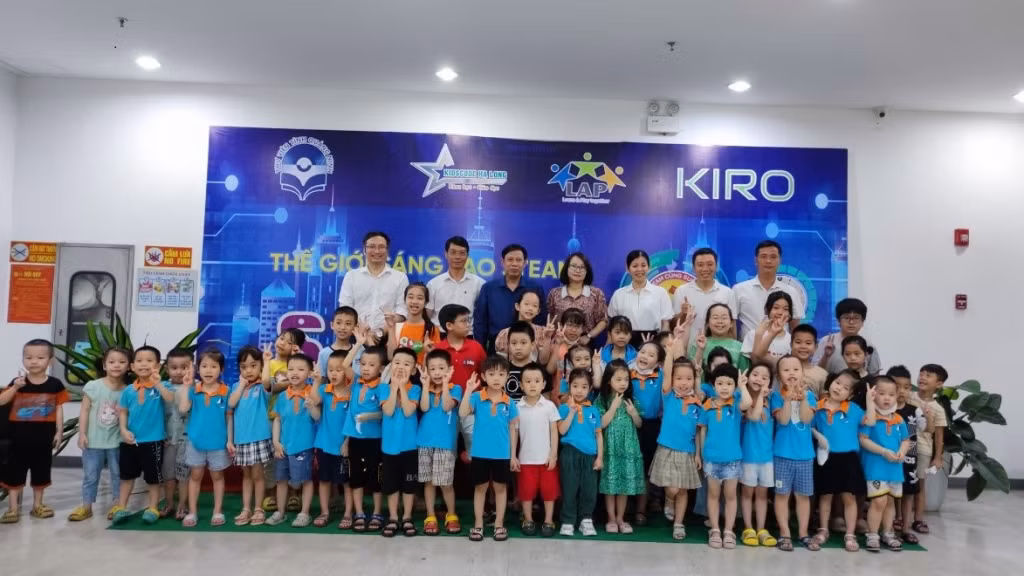 Lãnh đạo Thư viện tỉnh Quảng Ninh và Công ty CP Phát triển giáo dục Kidscode chụp ảnh lưu niệm cùng các em thiếu nhi.