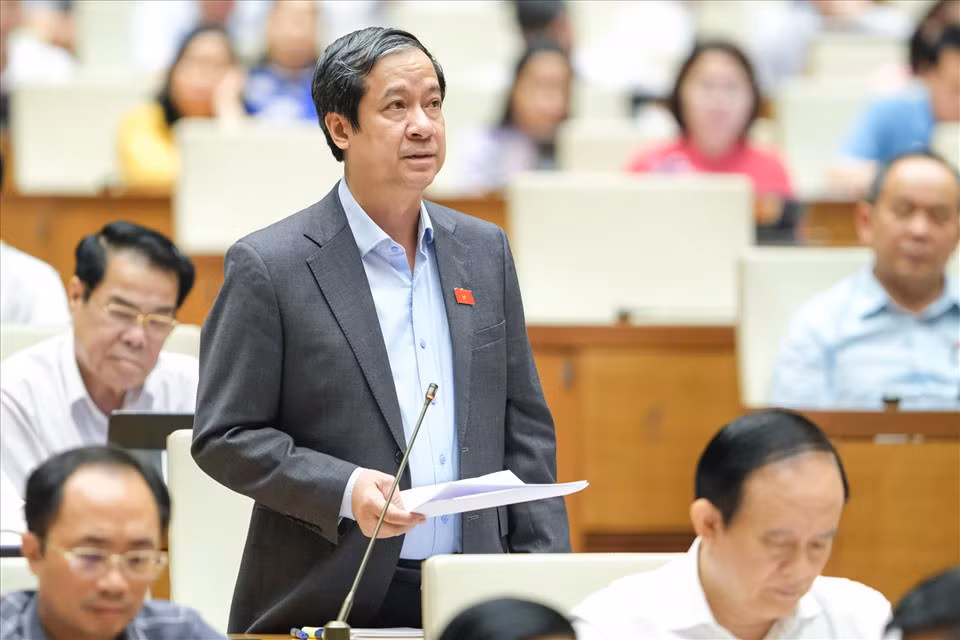 Bộ trưởng Bộ Giáo dục và Đào tạo Nguyễn Kim Sơn phát biểu giải trình trước Quốc hội. Ảnh: PV
