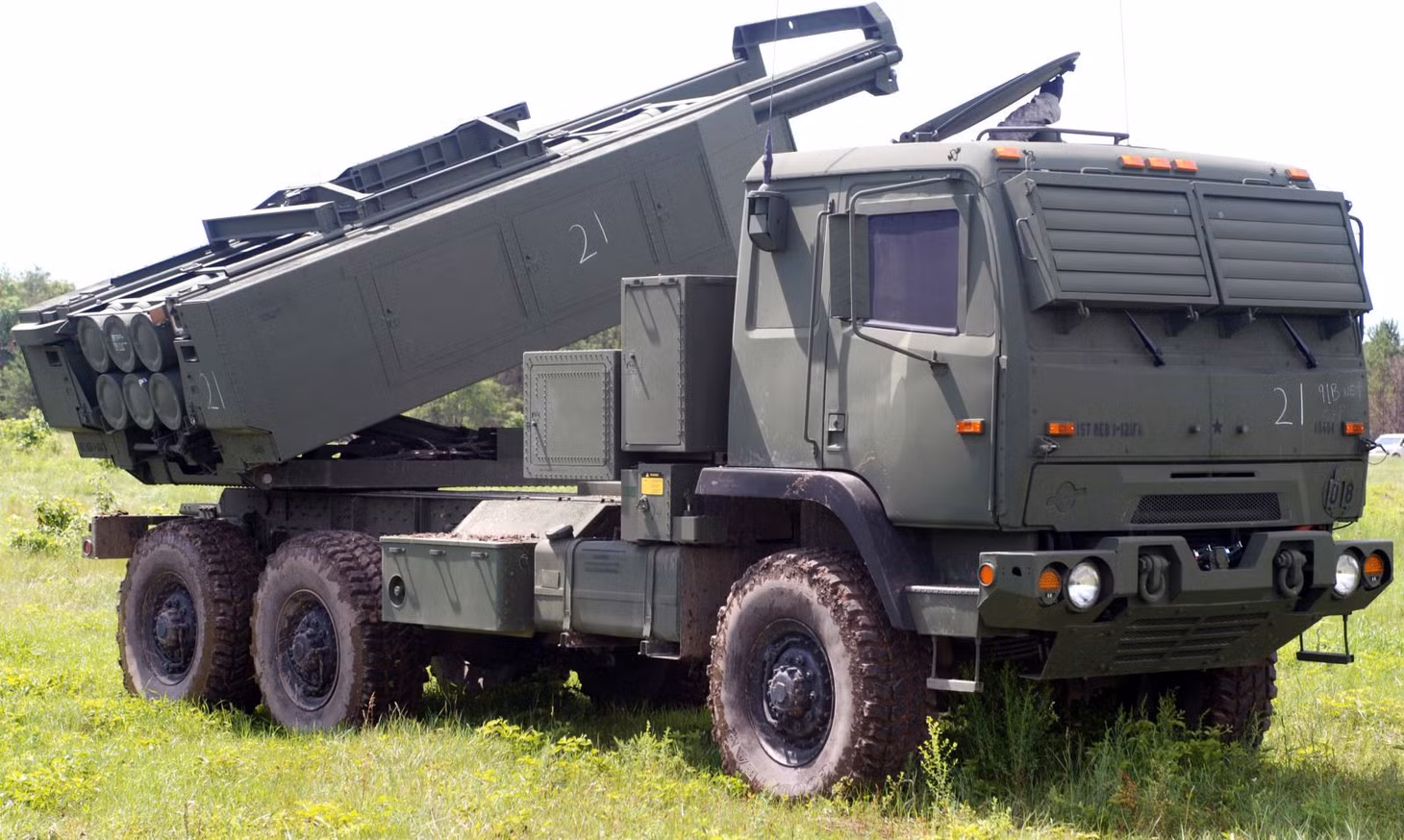 Hệ thống tên lửa pháo binh cơ động cao (HIMARS) của Mỹ. Ảnh: Military News