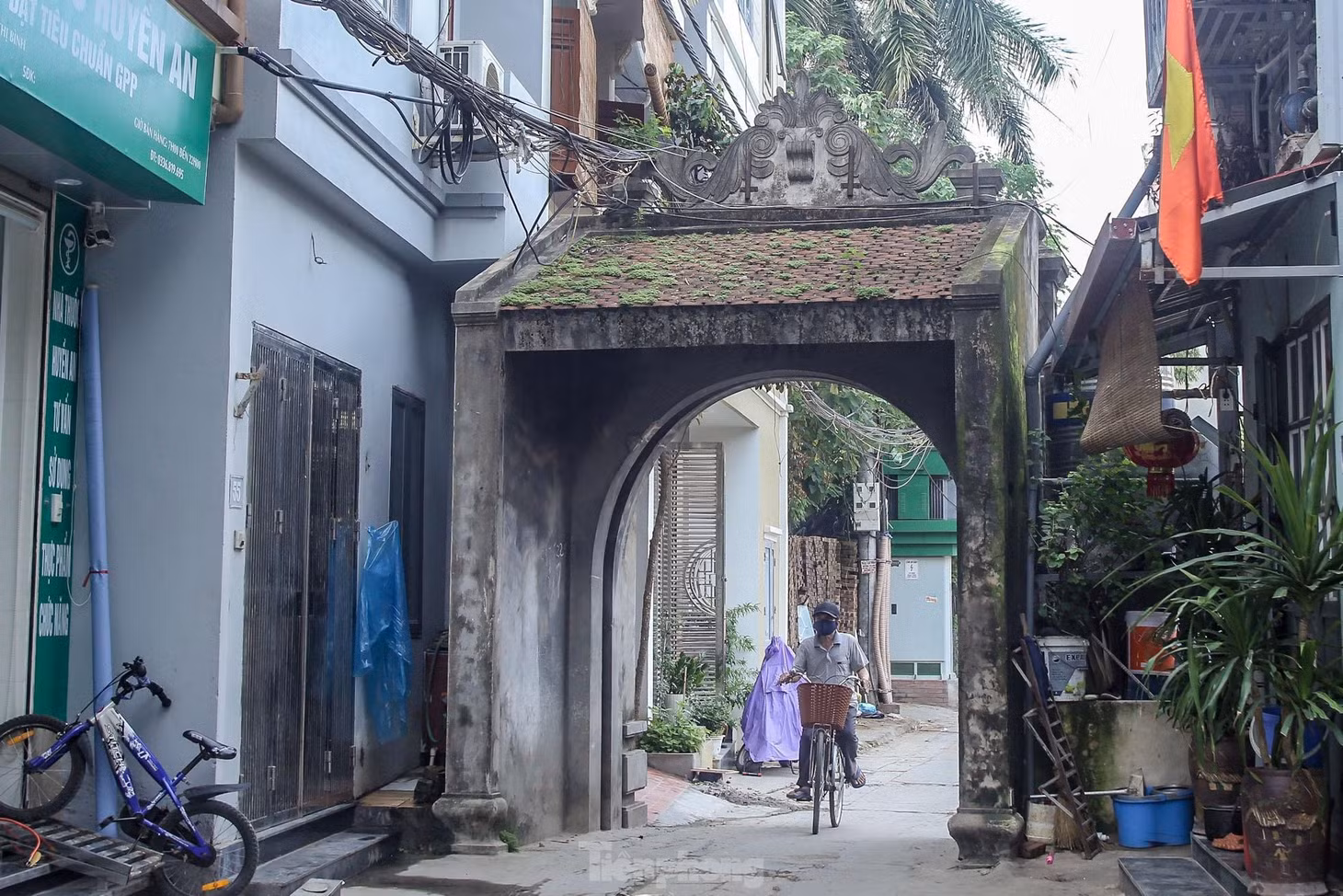 Bước qua cổng làng là một không gian kiến trúc cổ với nhiều công trình kiến trúc đã nhuốm màu thời gian vẫn đang được người dân bảo tồn.