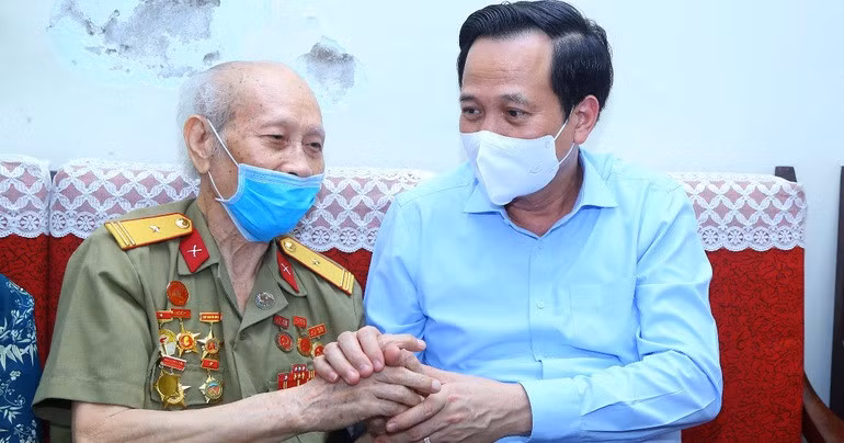 Bộ trưởng Bộ LĐ-TB&amp;XH Đào Ngọc Dung thăm và tặng quà các đối tượng chính sách (Ảnh: Giáp Tống)
