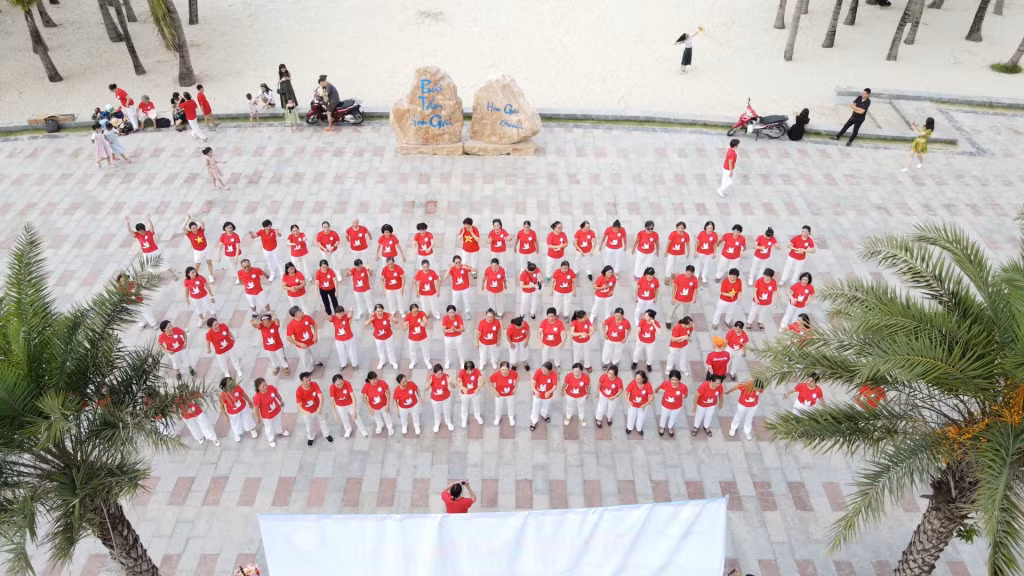 Hơn 100 thành viên đến từ 5 CLB Yoga Cười của Quảng Ninh và Hà Nội tham dự sự kiện.