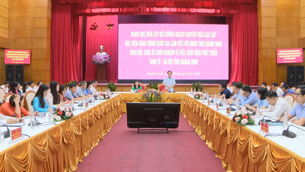 Đồng chí Bùi Văn Khắng, Phó Chủ tịch UBND tỉnh, thông tin tới đoàn học viên Lớp bồi dưỡng ngạch chuyên viên cao cấp (CVCC) khóa I/2022 (lớp A và C), Học viện Hành chính Quốc gia, về tình hình phát triển kinh tế - xã hội của tỉnh Quảng Ninh.