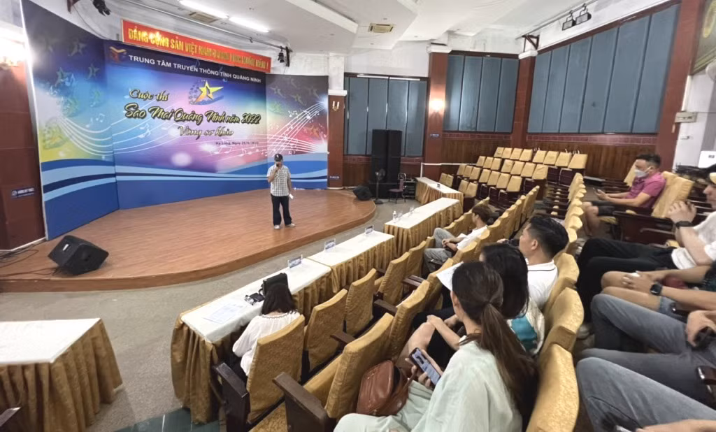 Buổi tập luyện đầu tiên của các thí sinh tại Trường quay S6 - Trung tâm Truyền thông tỉnh Quảng Ninh
