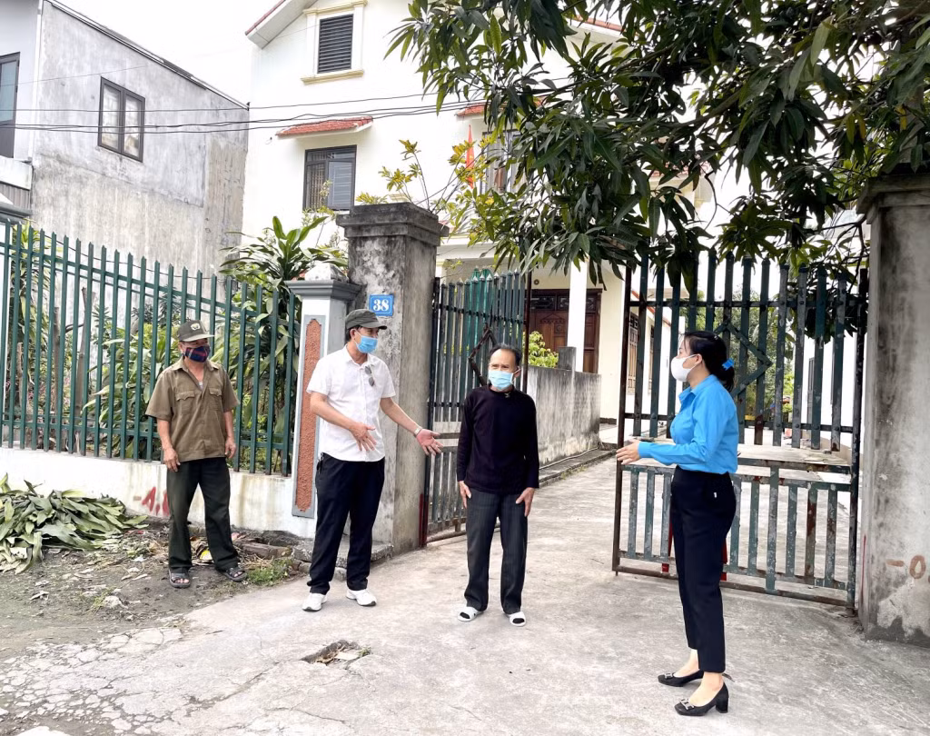 Ông Hồng đi vận động người dân tháo dỡ công trình, hiến đất làm đường.