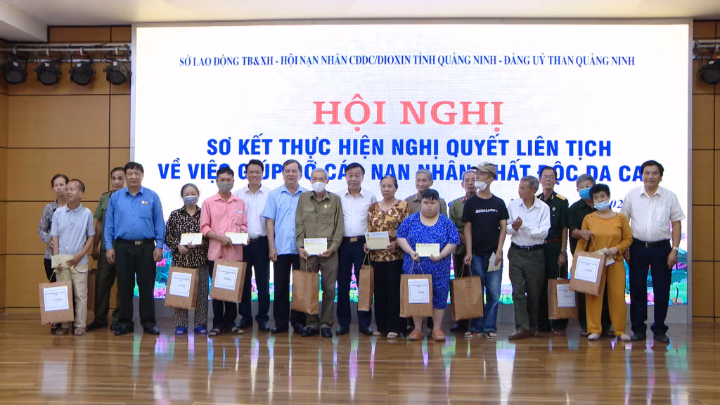 Đồng chí Nguyễn Văn Khanh, Phó Chủ tịch Hội nạn nhân chất độc da cam/dioxin Việt Nam trao quà cho đại diện các gia đình nạn nhân chất độc da cam có hoàn cảnh khó khăn trên địa bàn tỉnh.