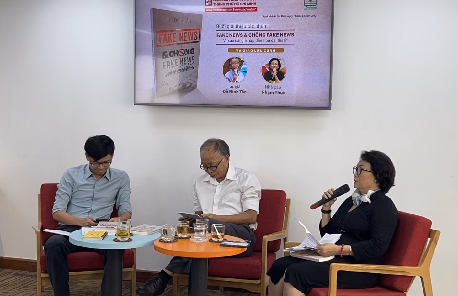 Nhà báo Phạm Thục chia sẻ cách phân biệt tin giả và tin thật tại buổi giao lưu, ra mắt sách.