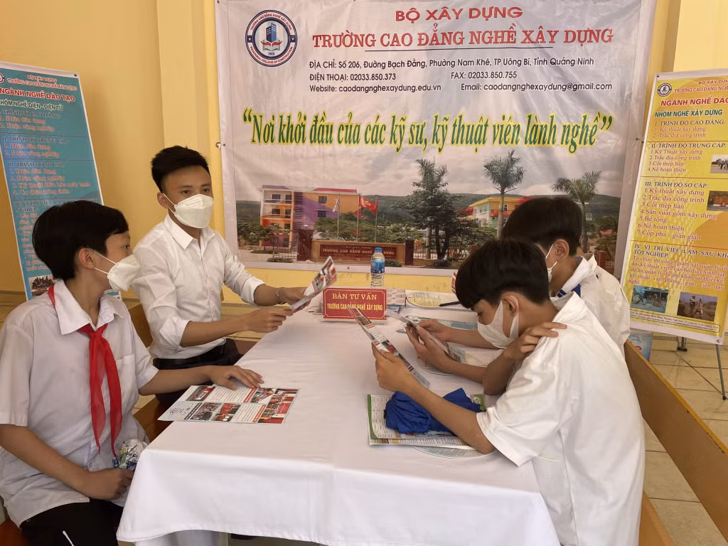 Học sinh tìm hiểu chương trình đào tạo của các trường tại Ngày hội tư vấn tuyển sinh giáo dục nghề nghiệp năm 2022.