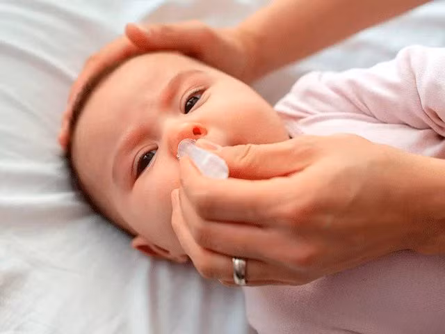 Khi trẻ bị viêm tai vẫn cần chú ý vệ sinh cho trẻ bằng cách nhỏ mũi hàng ngày bằng nước muối sinh lý.
