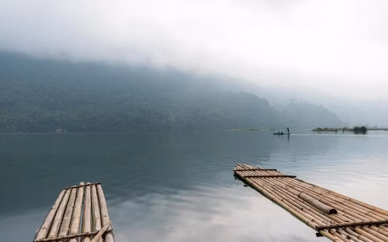 Khung cảnh thơ mộng của hồ Ba Bể là nơi rất hợp lý cho những giờ phút thiền định.