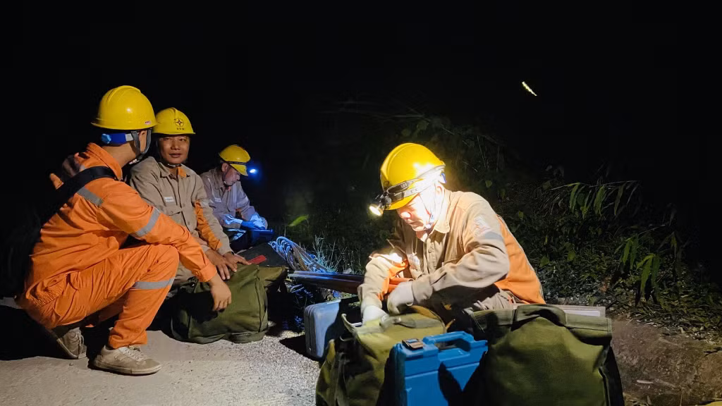 Các nhóm công tác kiểm tra lại vật tư, thiết bị, dụng cụ thi công trước khi di chuyển đến vị trí các cột được phân công.