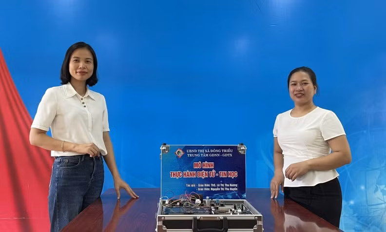 Chị Lê Thị Thu Hương, giáo viên Trung tâm GDNN-GDTX TX Đông Triều (trái) chủ nhiệm mô hình thực hành điện tử - tin học.