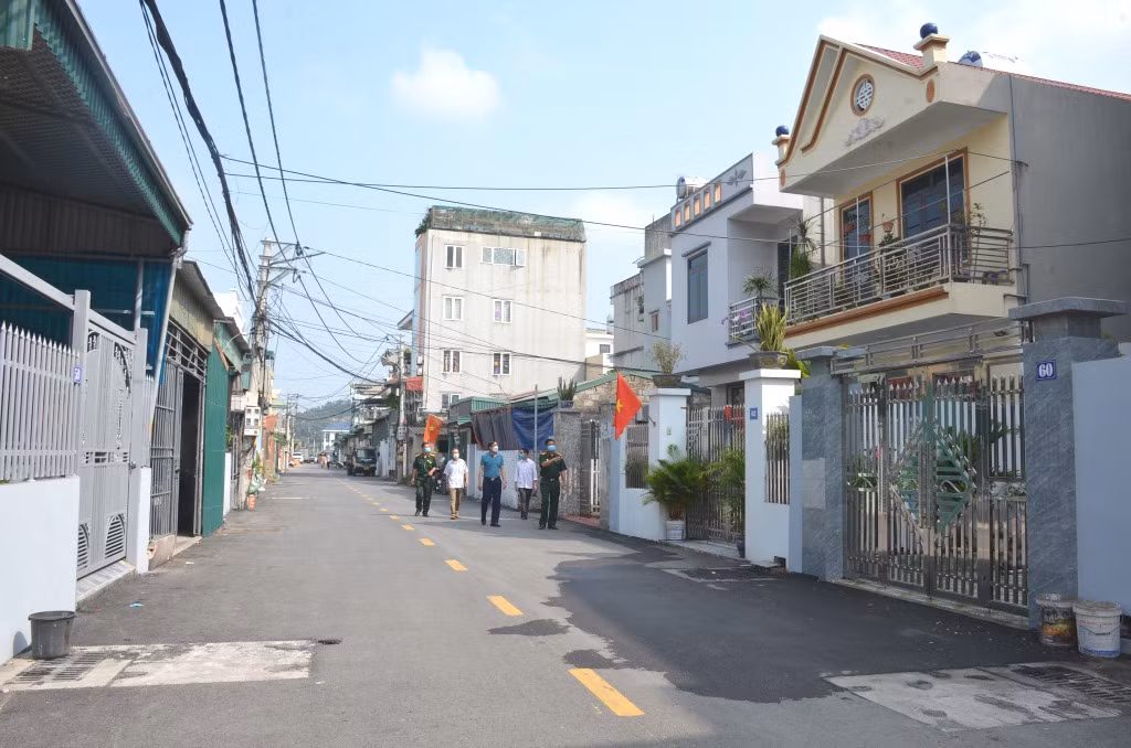 Việc mở rộng tuyến đường liên tổ 48, 50, 52 khu 5, phường Hà Trung (TP Hạ Long) nhận được sự đồng thuận, thống nhất, ủng hộ cao trong nhân dân. Ảnh: Nguyễn Hoa