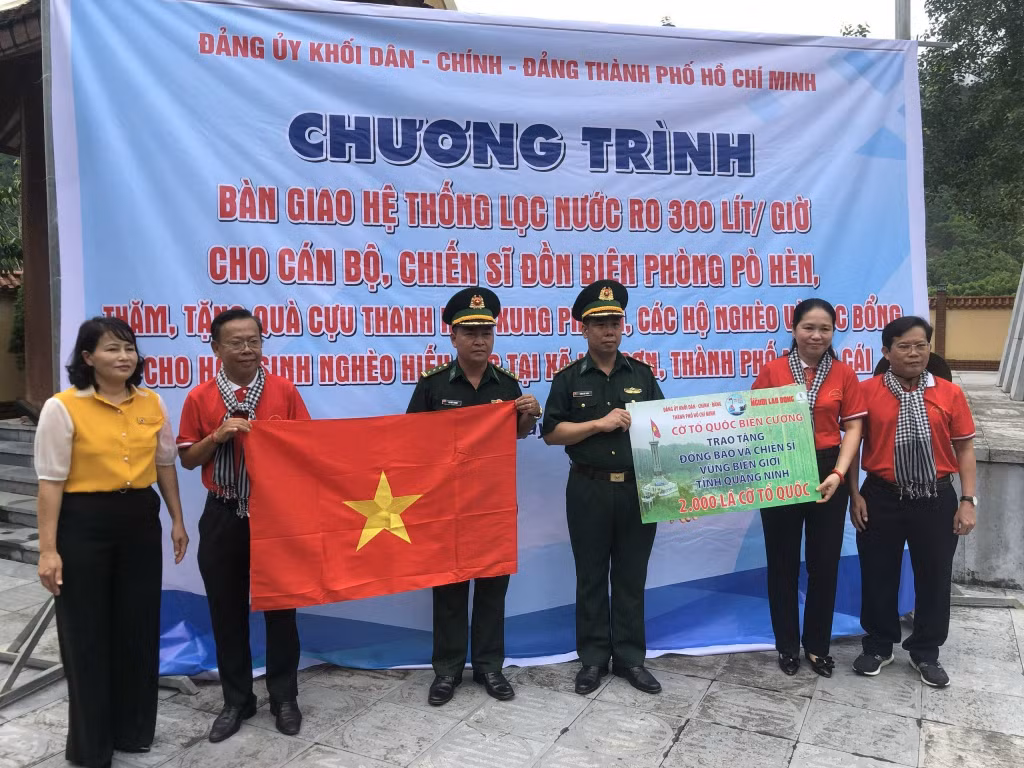 Đoàn tặng 2.000 lá cờ Tổ quốc cho nhân dân khu vực biên giới xã Hải Sơn