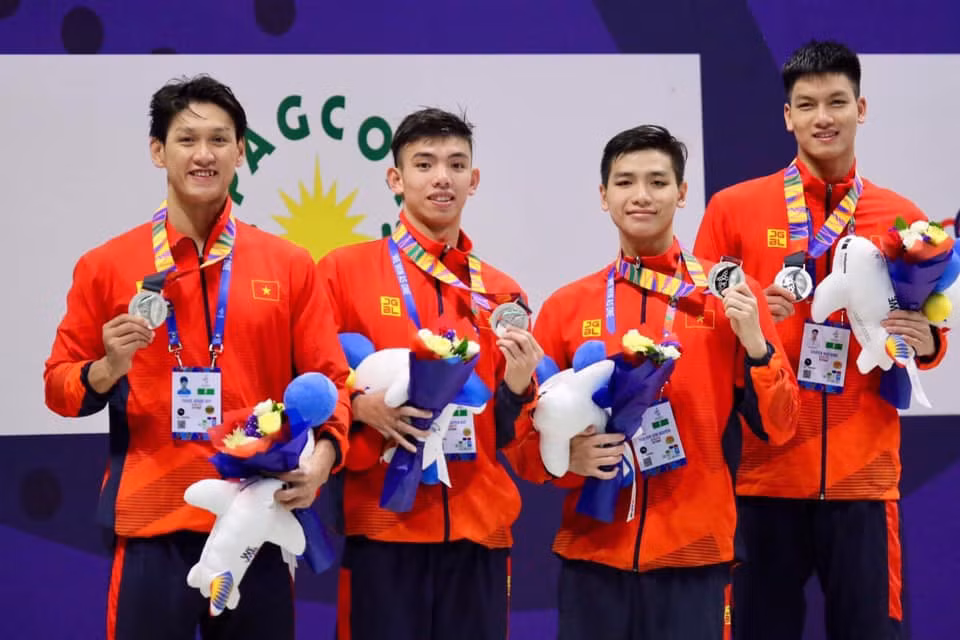 Ngô Đình Chuyền, phường Phong Cốc (TX Quảng Yên) (ngoài cùng bên phải) giành Huy chương Vàng nội dung tiếp sức 4x100m tự do tại SEA Games 31.