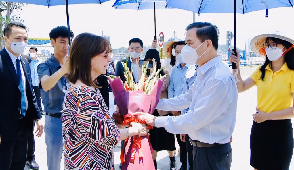 Đồng chí Bùi Văn Khắng, Phó Chủ tịch UBND tỉnh, tặng hoa chào mừng Tổng thống Hy Lạp Katerina Sakellaropoulou cùng Đoàn đại biểu cấp cao Hy Lạp đến tham quan Vịnh Hạ Long, ngày 17/5/2022.