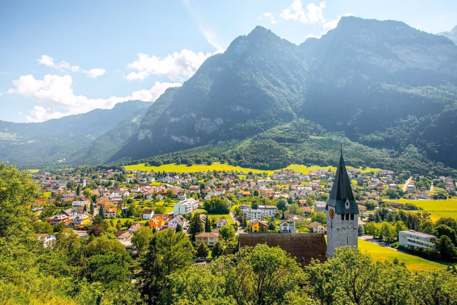Liechtenstein tuy nhỏ nhưng là quốc gia giàu có bậc nhất thế giới. Ảnh: Lonely Planet