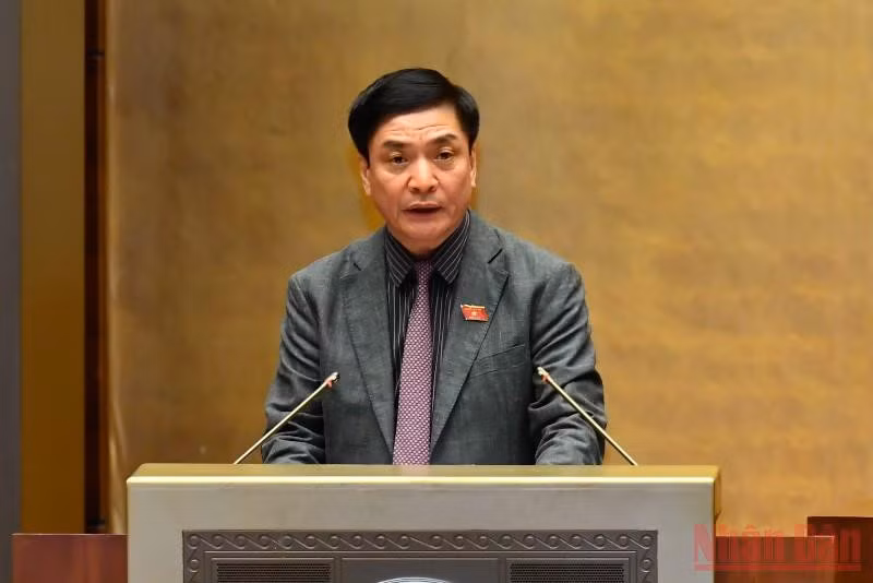 Tổng Thư ký Quốc hội Bùi Văn Cường trình bày Báo cáo tiếp thu, giải trình và chỉnh lý dự thảo Luật Thi đua, khen thưởng (sửa đổi), chiều 15/6. (Ảnh: KHOA LINH)
