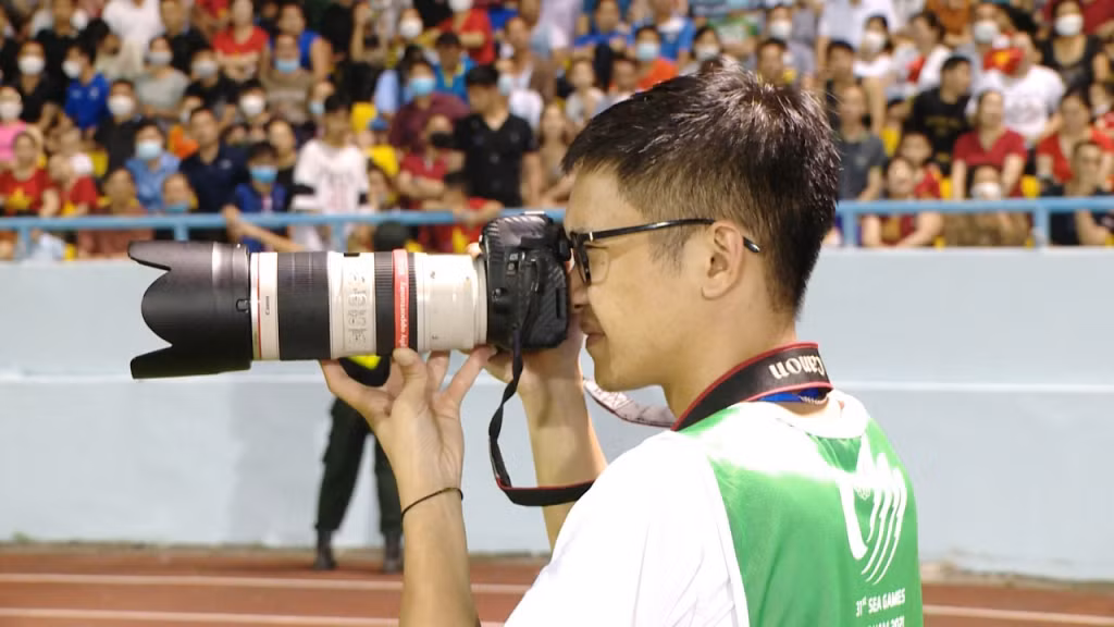 Phóng viên Đỗ Minh Hà tác nghiệp tại SVĐ Cẩm Phả trong khuôn khổ môn bóng đá nữ của SEA Games 31.