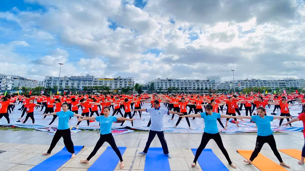 Đồng diễn yoga, giao lưu biểu diễn yoga tại Quảng trường 30/10 (TP Hạ Long) ngày 21/6/2020.