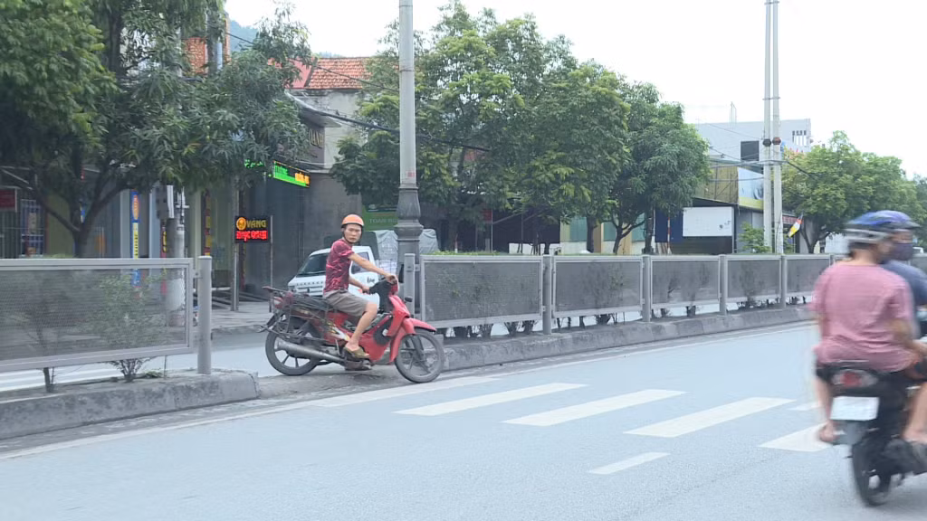 Nhiều người điều khiển xe mô tô đi cả vào phần đường dành cho người đi bộ, gây mất ATGT.