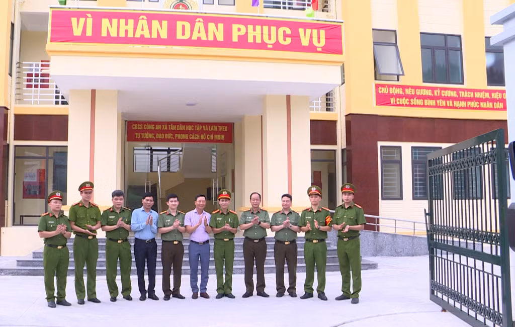 Đồng chí Lê Văn Ánh PCT HĐND Tỉnh và các đại biểu chụp ảnh lưu niệm cùng CBCS Công an xã Tân Dân, TP Hạ Long.
