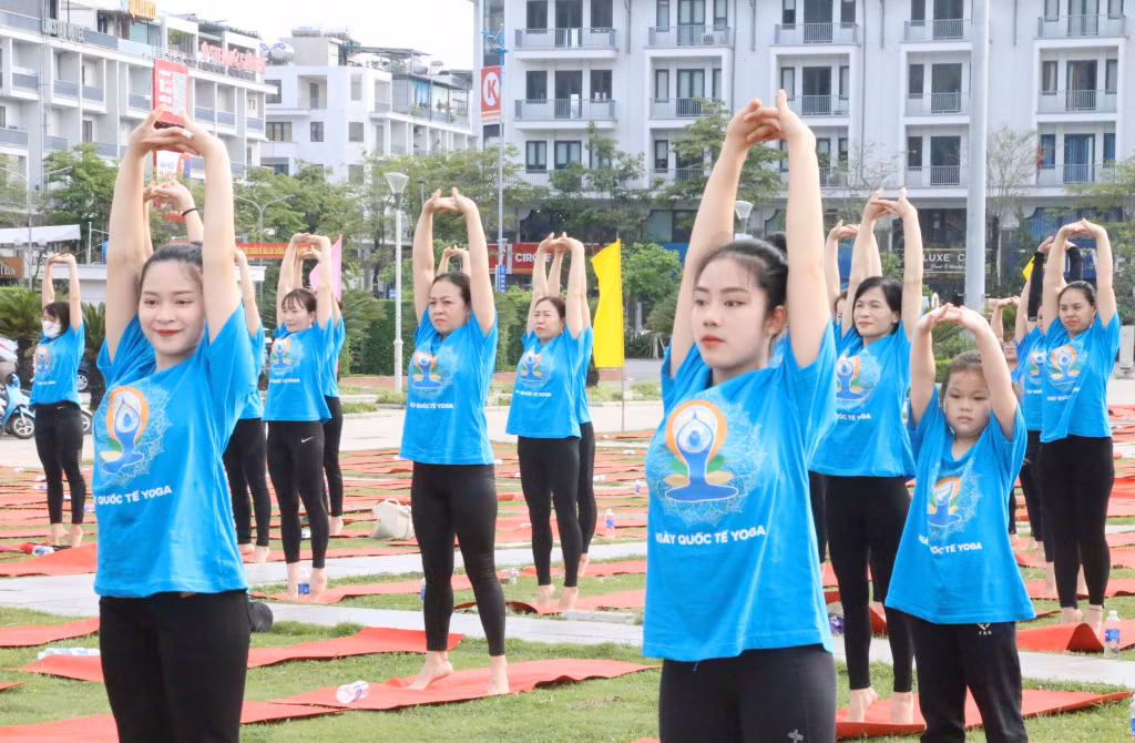 Ngày Quốc tế Yoga có gần 3.000 người tham gia biểu diễn Yoga ở mọi lứa tuổi.